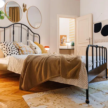 Apartment Musical Shelter Old Town Heart Renovated